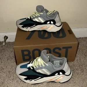 i’m selling yeezy boost 700 wave runner original size 6